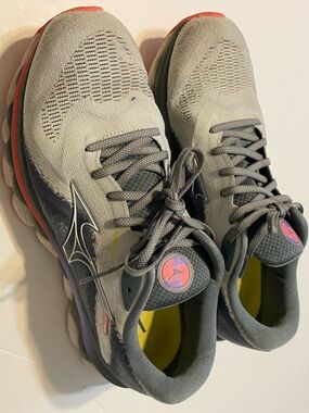 Mizuno Wave Sky 7 Womens Size 10 Gray Athletic Road Running Shoes Sneakers